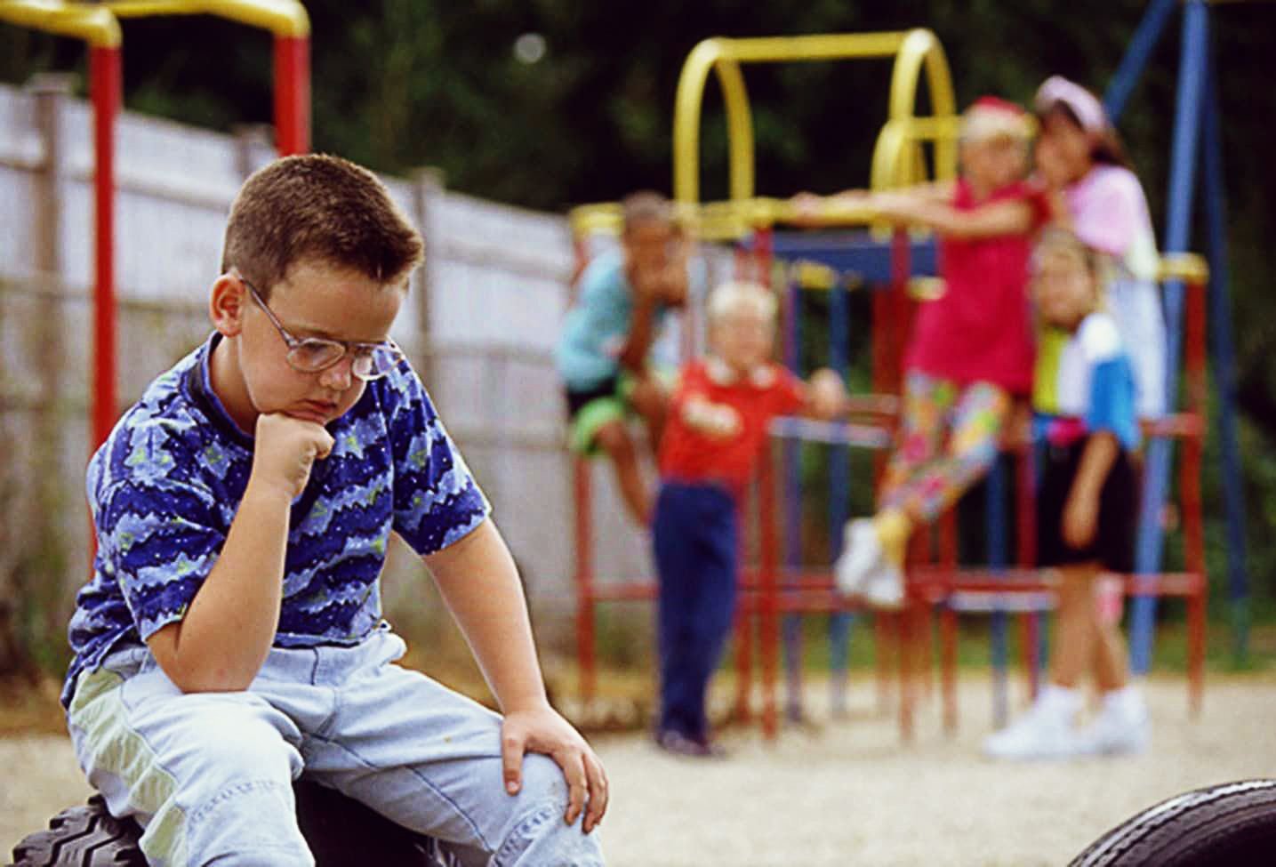 Ребенка не берут в игру. Этикет для дошкольников. Мальчик жадничает. Ребенка не берут в игру. Ребенок.
