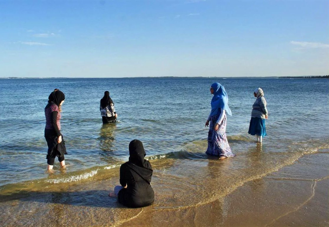 Отдых в каспийске на каспийском море. Каспийское море Махачкала пляж. Махачкала берег Каспийского моря. Пляж Горянка в Махачкале. Женский пляж Горянка в Махачкале.