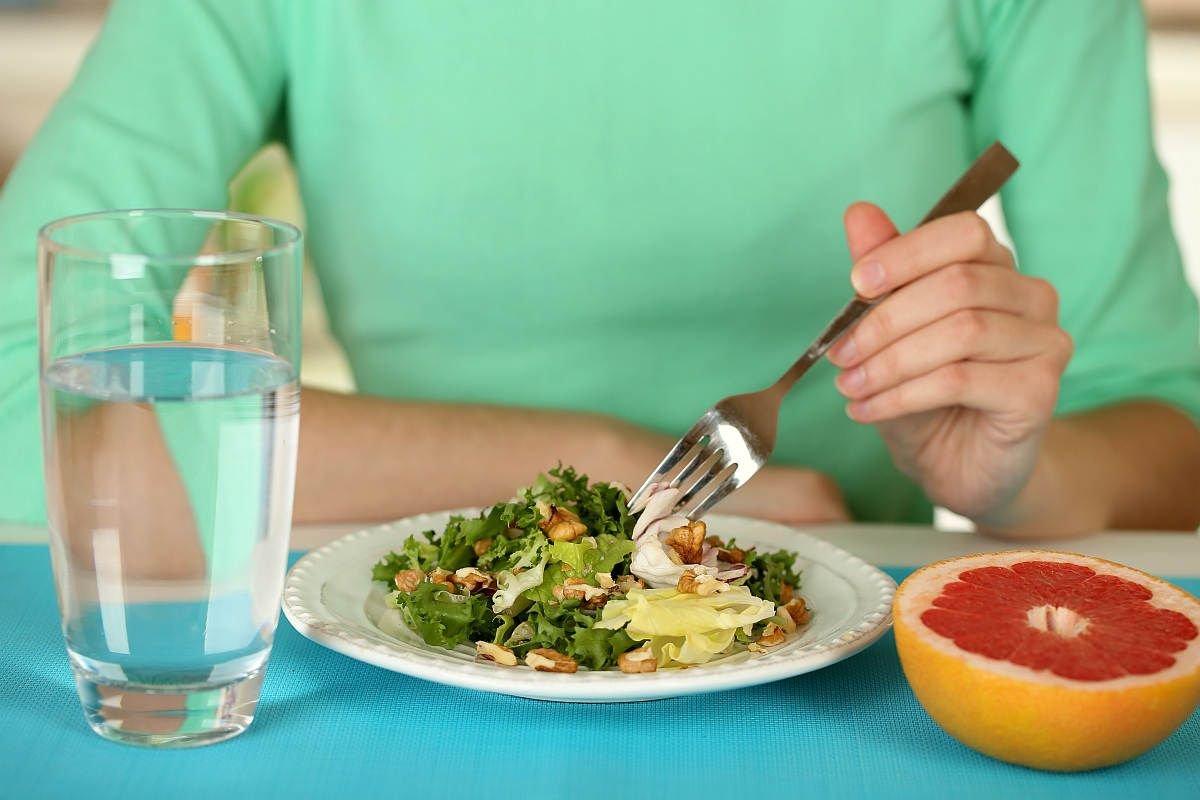 жидкость во время еды. жидкость во время еды. можно ли запивать еду водой во время еды. вода во время еды. пища и питье.