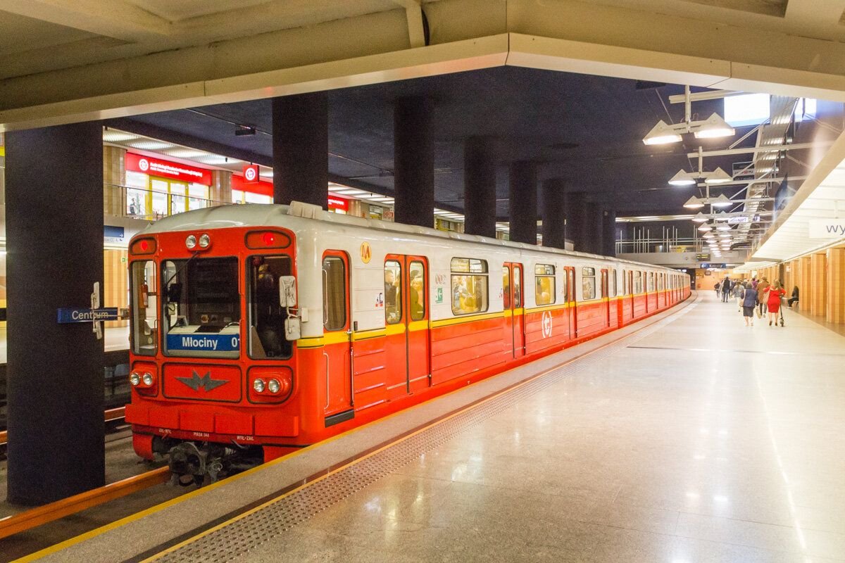 Метро в варшаве
