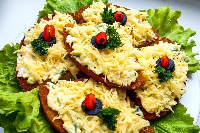 Рецепты бутербродов простые и вкусные. Бутерброды с сыром и чесноком. Бутерброды с сыром на праздничный стол. Горячие бутерброды на праздничный стол. Бутерброды с сыром и чесноком на праздничный стол.