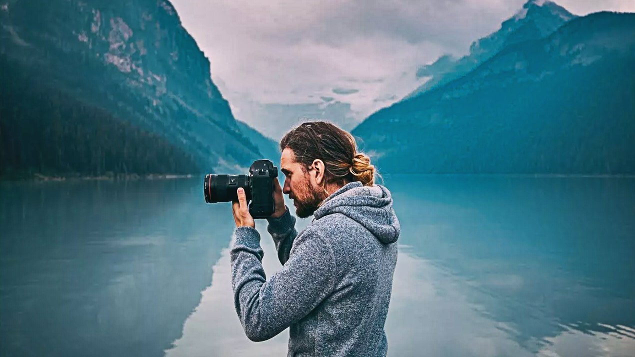 Видео про фотографии. Фотограф Peter MCKINNON. Эпидемик саунд. Парень в горах с фотоаппаратом. Фотограф фотографирует.