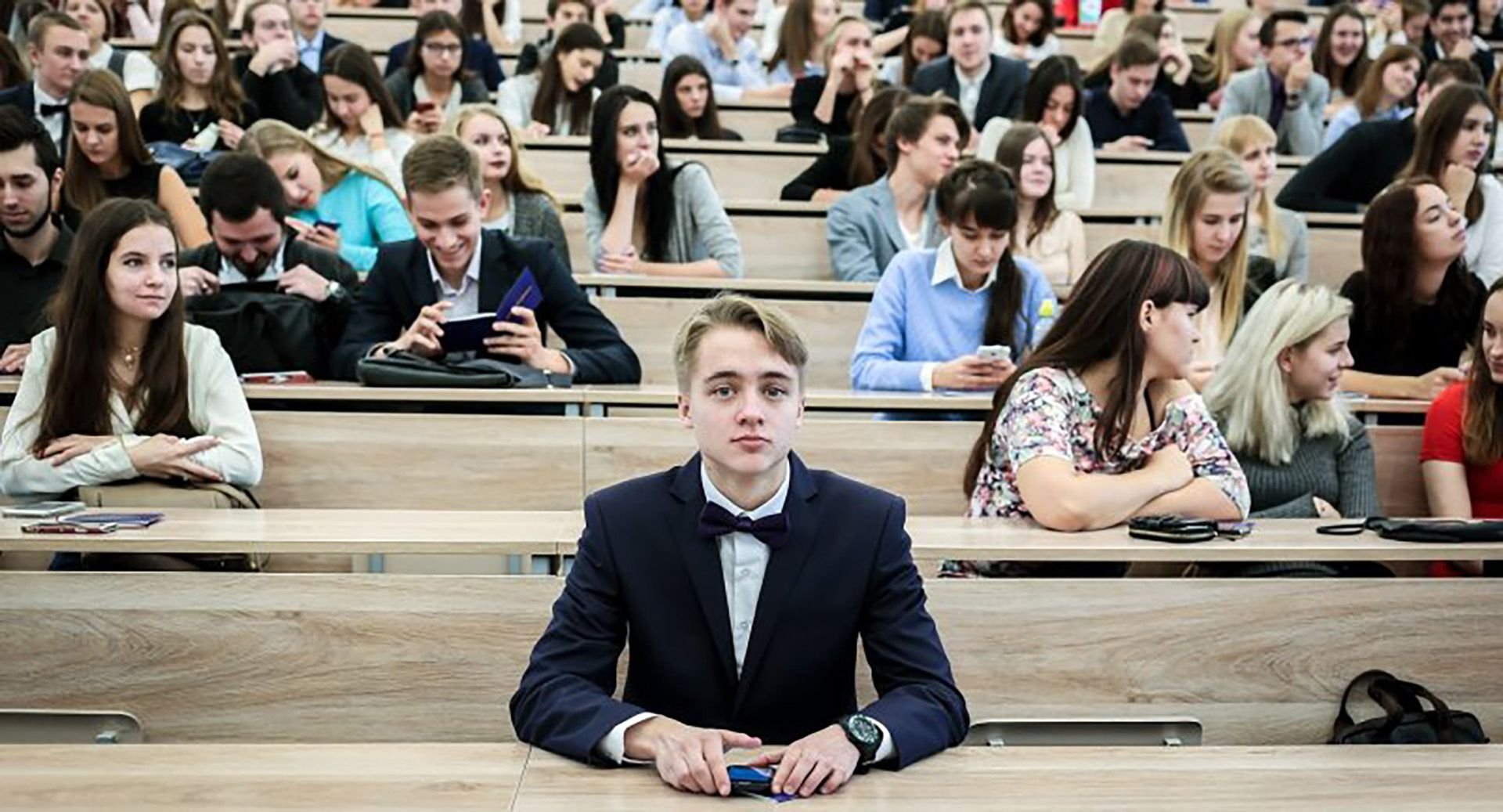 Первая пара начало. Студенты в аудитории. Лекция в вузе. Студенты на кафедре. Студенты на лекции.
