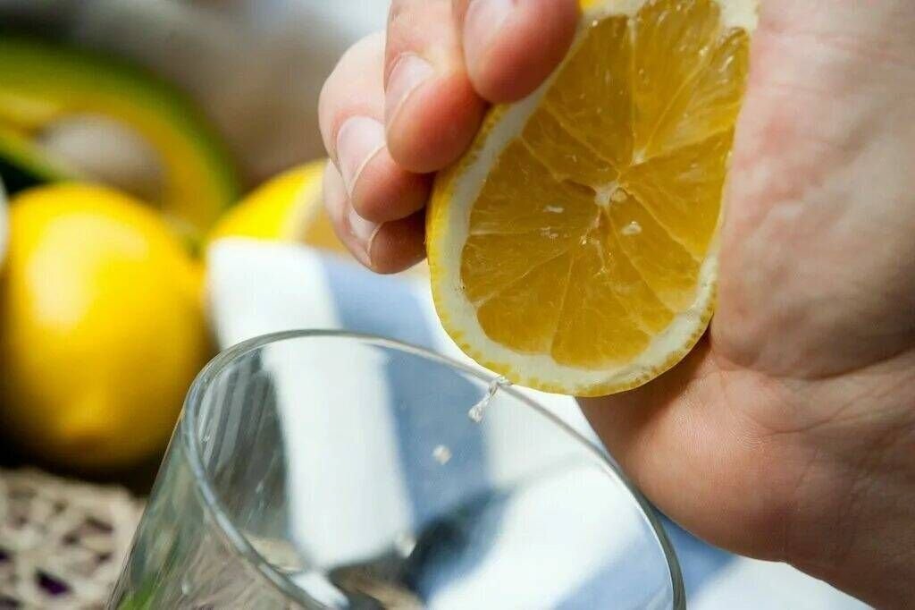 Сока лимона и 2. Лимонный сок. Сок из лимона. Выжать сок лимона. Выжимает лимон.