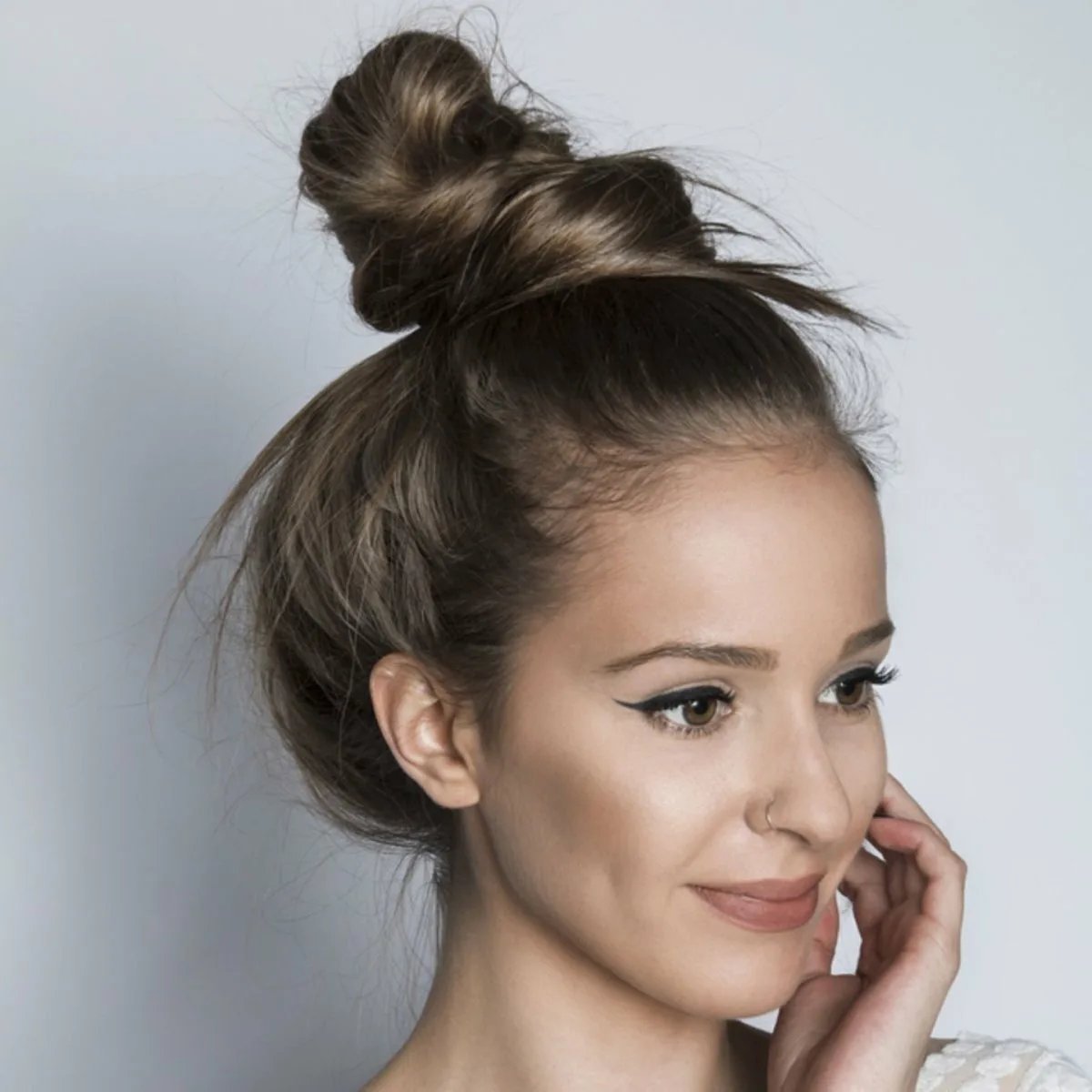 Естественные пучки. Прическа messy bun. Высокие прически. Небрежный пучок на длинные волосы. Прическа гулька.