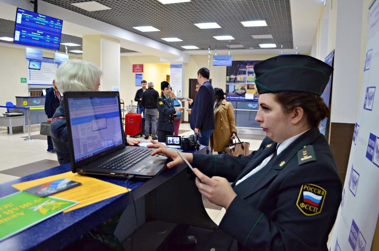 Ограничение на выезд за границу. Выезд заграницу. Пристав запрет на выезд за границу. Приставы в аэропорту.