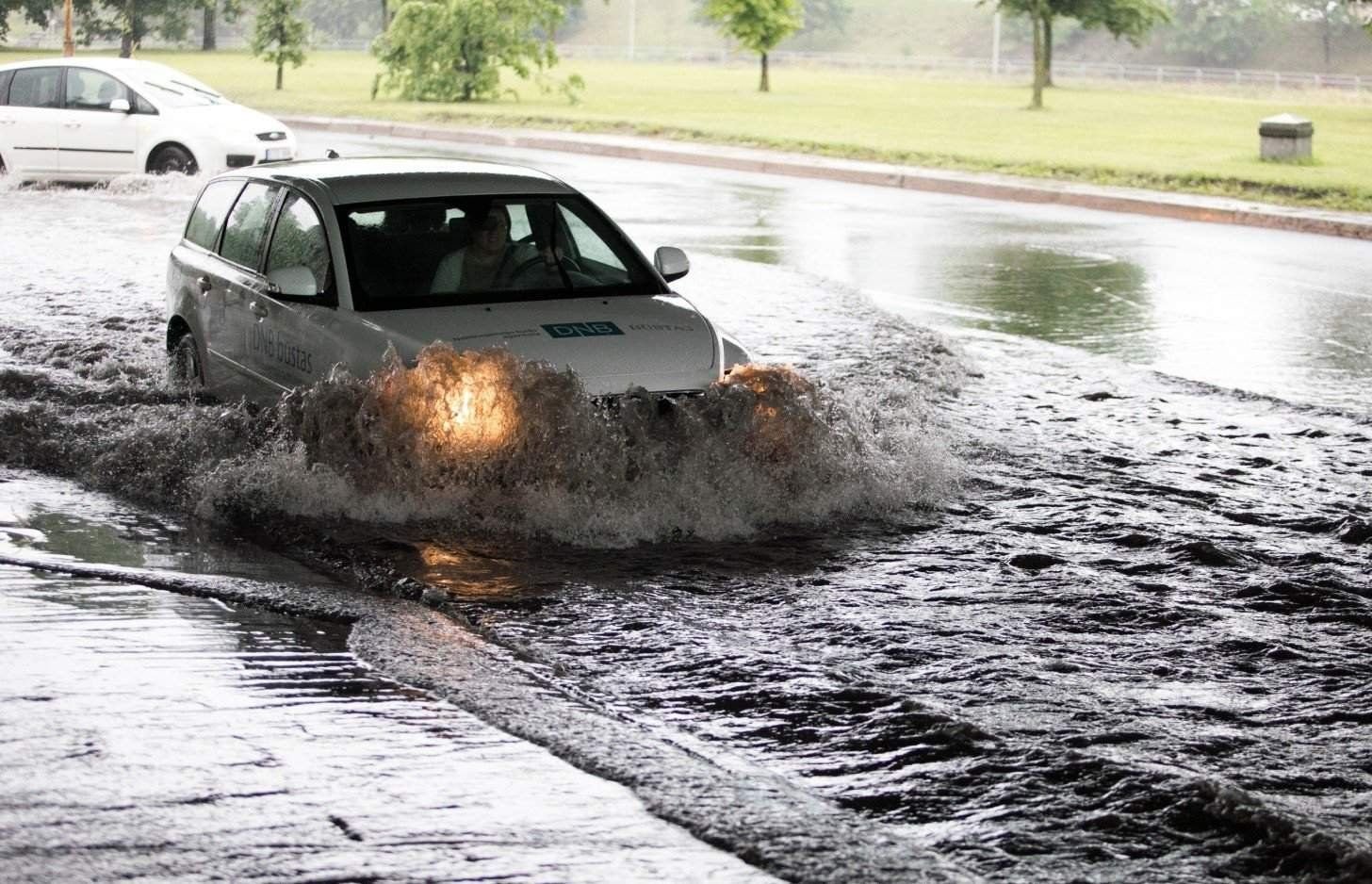 Машина тонет. Затопленные машины. Машина плывёт по реке. Watercar panther. Машина поплыла.