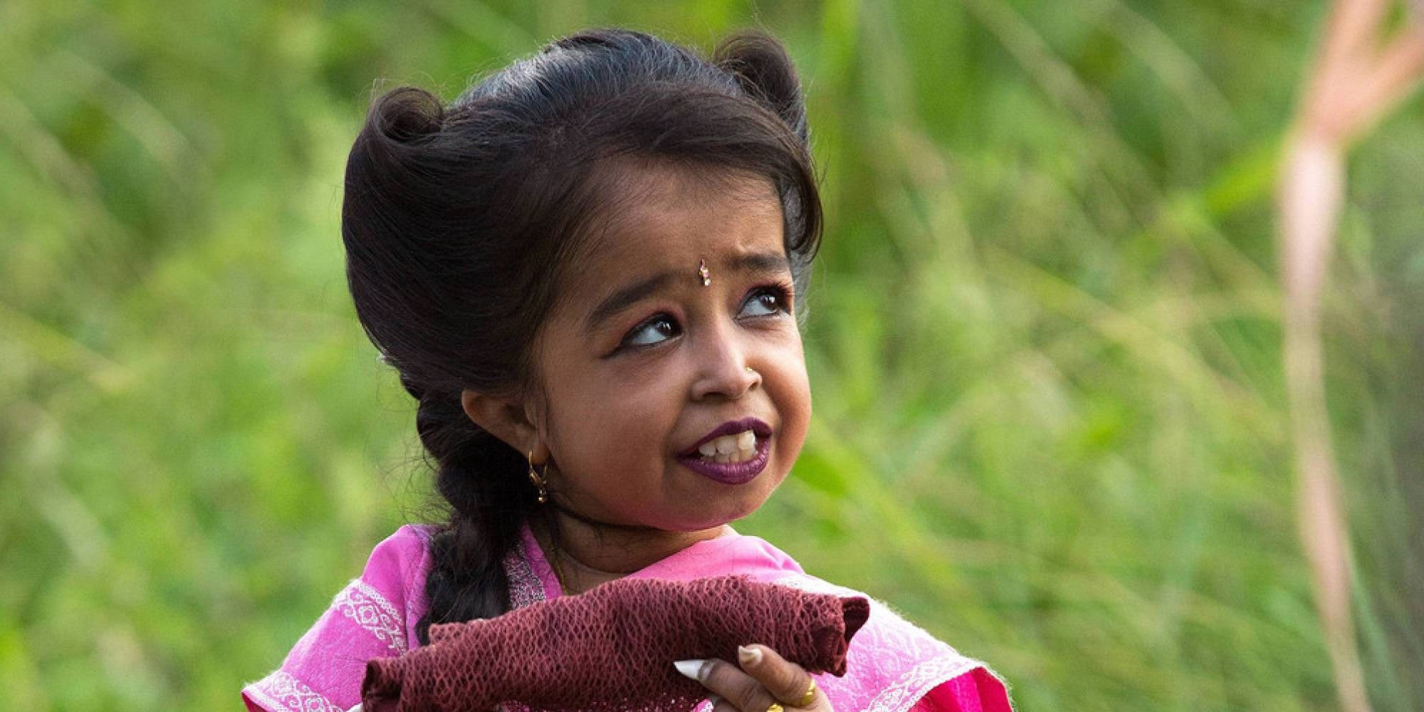 Баба мал. Джиоти Амге. Джиоти Амге (Jyoti Amge). Индианка Джиоти Амге. Джиоти Амге маленькая женщина.