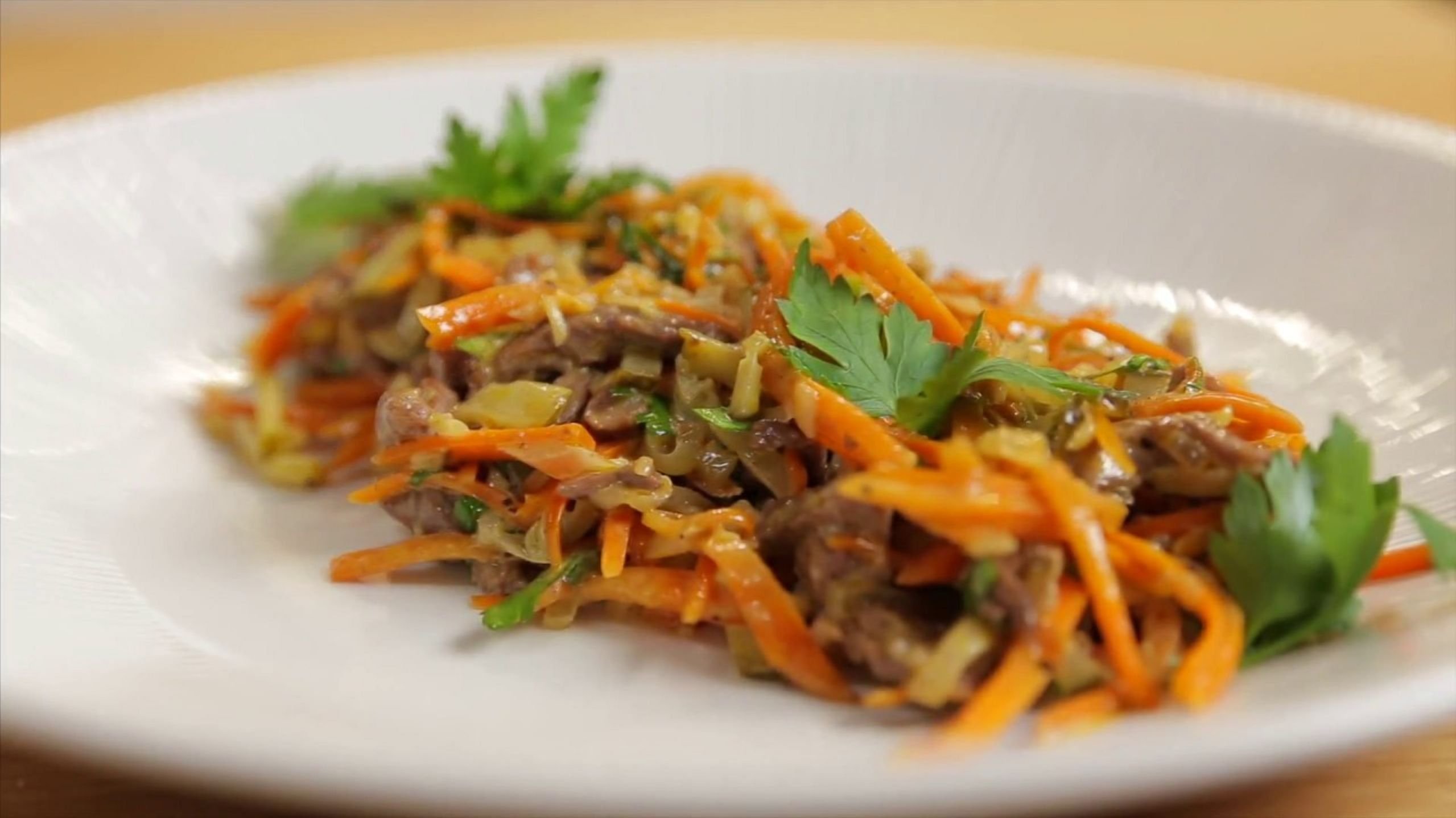 салат обжорка с говядиной и солеными. морковный салат по корейски. салат с морковью и солеными огурцами. салат с корейской морковью и курицей и грибами. обжорка с корейской морковкой.