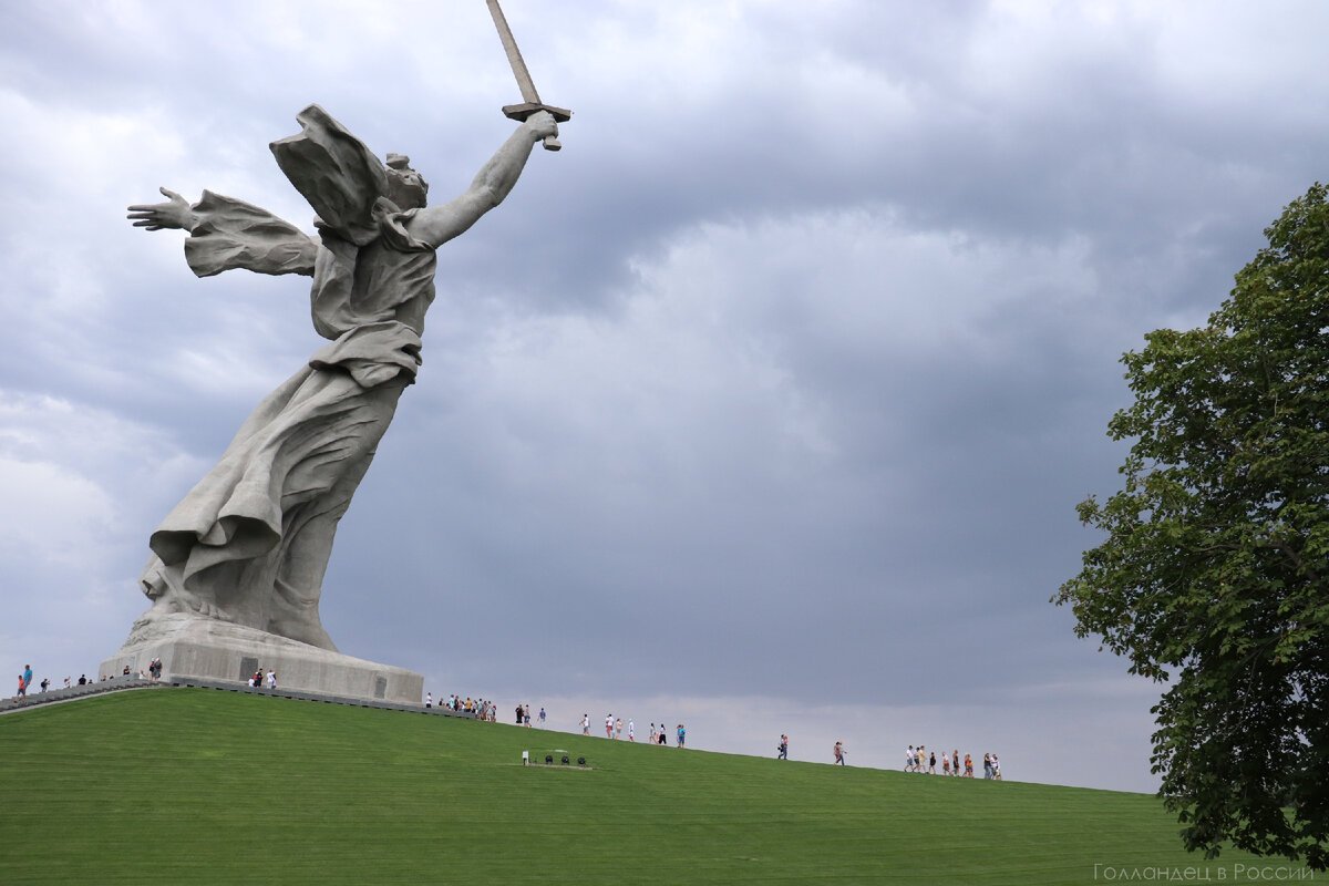 Статуя мамаев курган. Вучетич Родина мать Волгоград. Родина мать Новороссийск. Родина мать Севастополь. Мамаев Курган Телецентр.