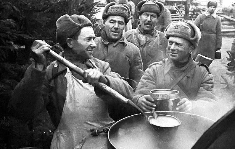 Вов ев. Полевая кухня Советской армии 1941-1945. Полевая кухня РККА. Полевая Солдатская каша в ВОВ. Полевая кухня 1945.