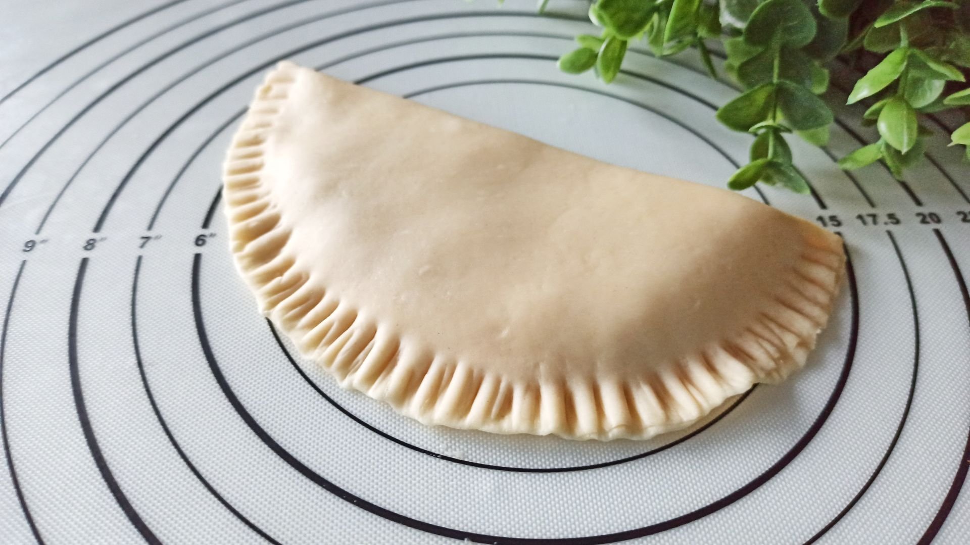 Чебуреки с сыром и помидорами. Тесто для чебуреков на кипятке. Чебуреки замороженные. Чебуреки на заварном тесте. Чебуреки приготовление тесто.