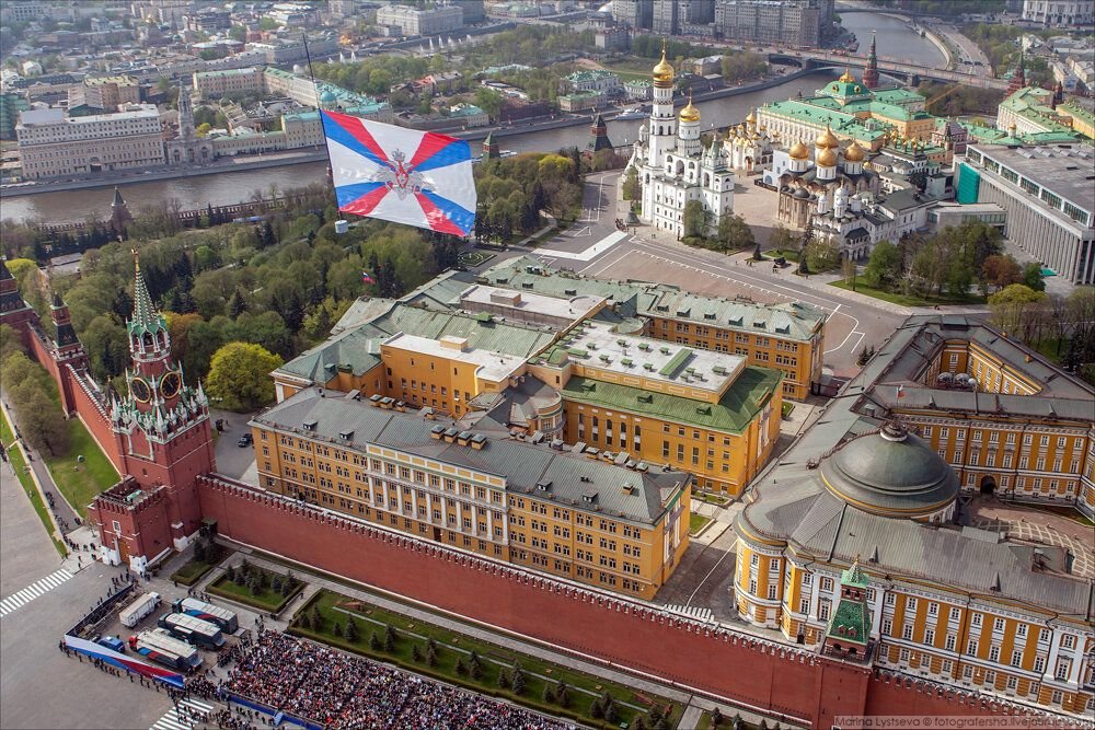 Кремль фото внутри. Сенатский дворец Московского Кремля сверху. Сенатский дворец Московского Кремля вид сверху. Арсенал Московского Кремля вид сверху. Здание Сената в Кремле сверху.