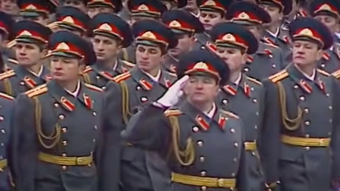 Советские офицеры. Фото: скриншот видео парада на Красной площади 07.11.1989 г.