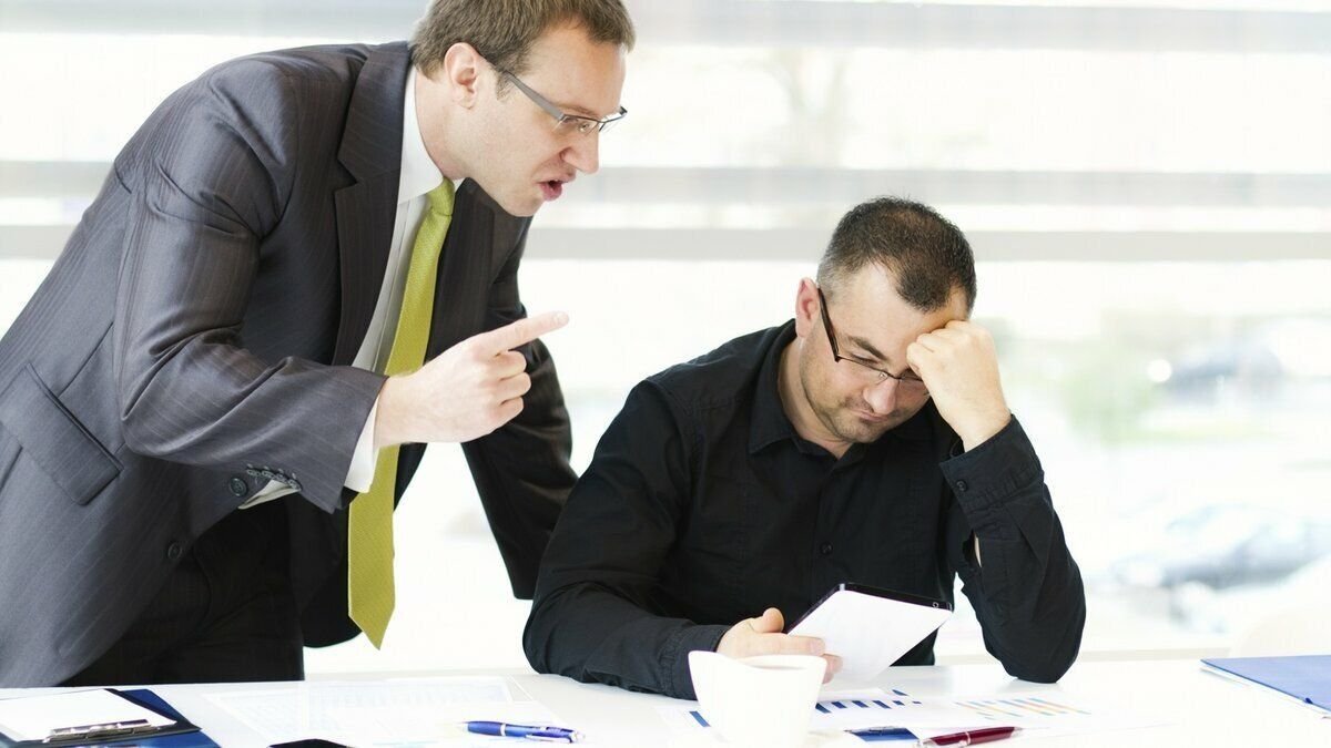 конфликт в офисе. справедливый начальник. начальник за столом. доброжелательная атмосфера в коллективе. справедливый начальник.