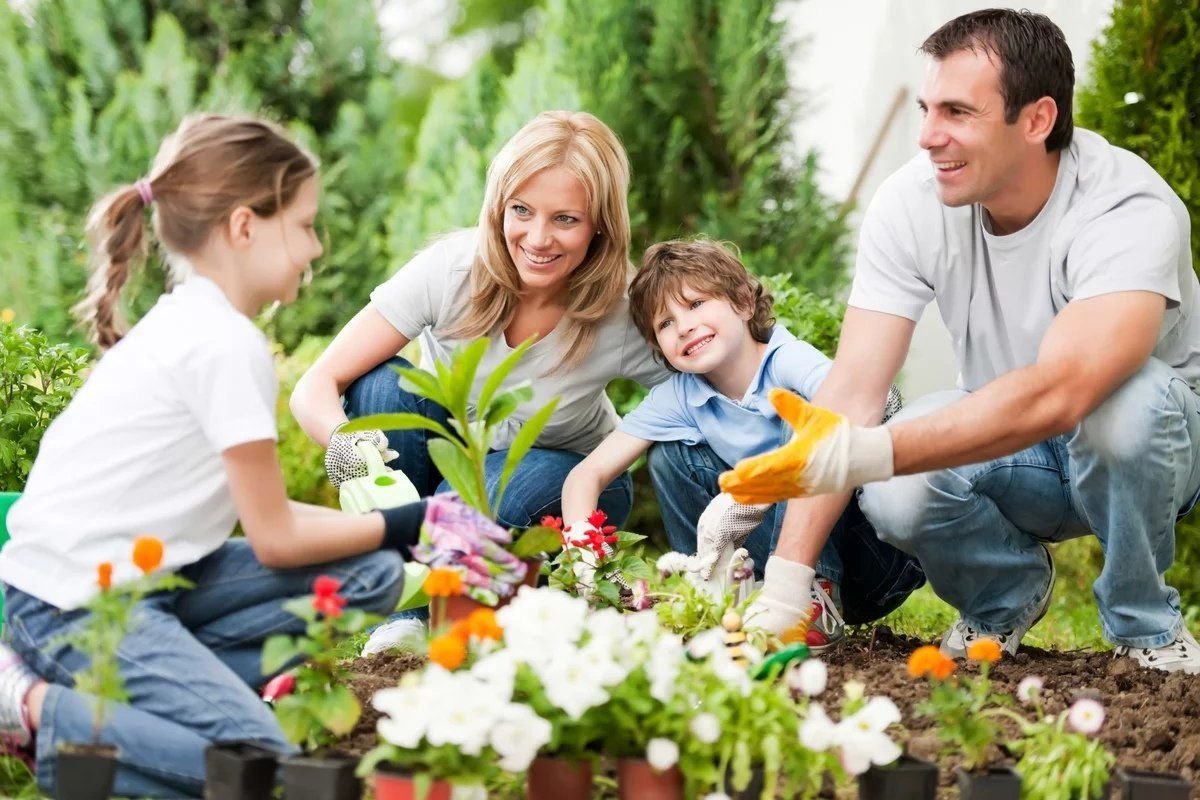 Вся семья работает в школе. Дети и природа. Счастливая семья в саду. Ребенок в семье. Семейный праздник на природе.
