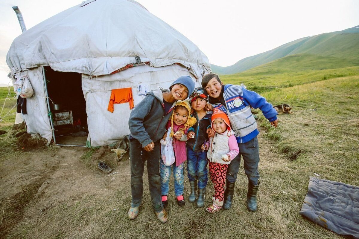 Полис киргизии. Семья в Киргизии. Жизнь в Кыргызстане. Большая семья кыргызов. Большая Интернациональная семья.