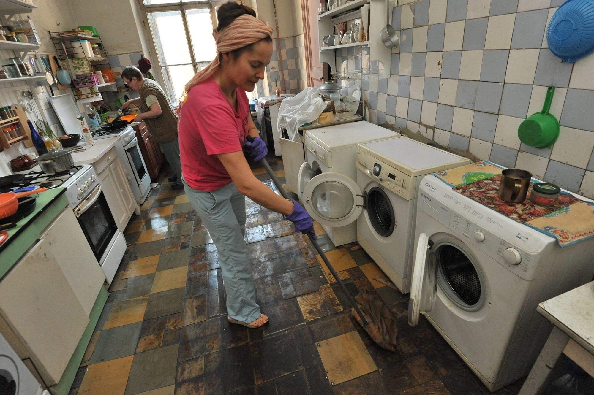 Обитатели коммуналок. Коммуналка как правильно. Коммуналка. Кухня в коммуналке. Жизнь в коммуналке.