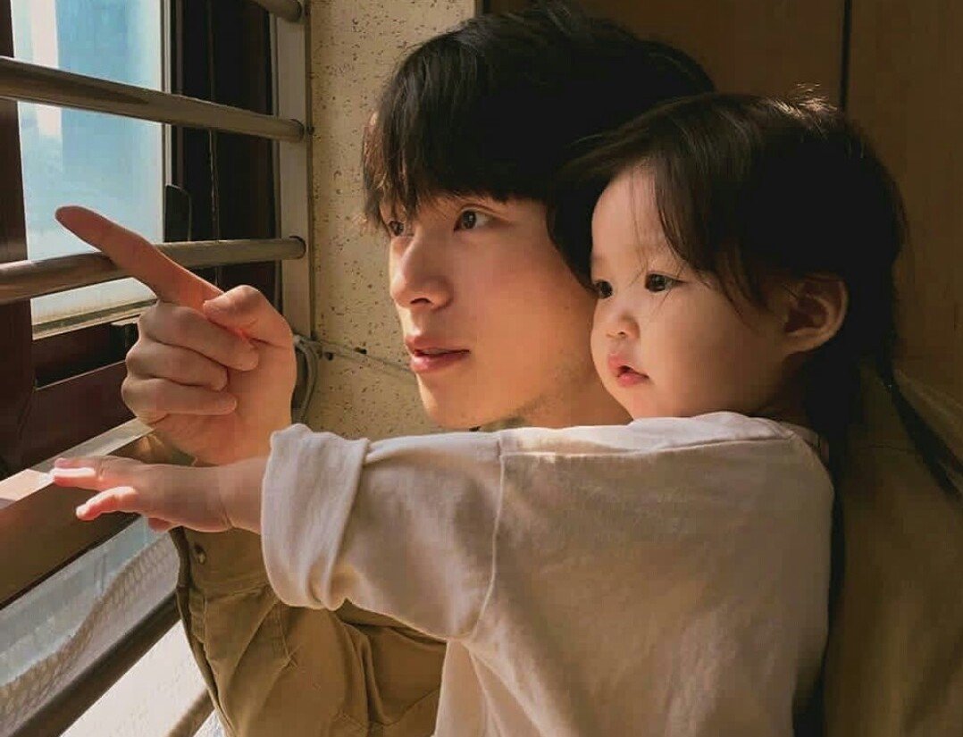 Фото корейской пары с ребенком
