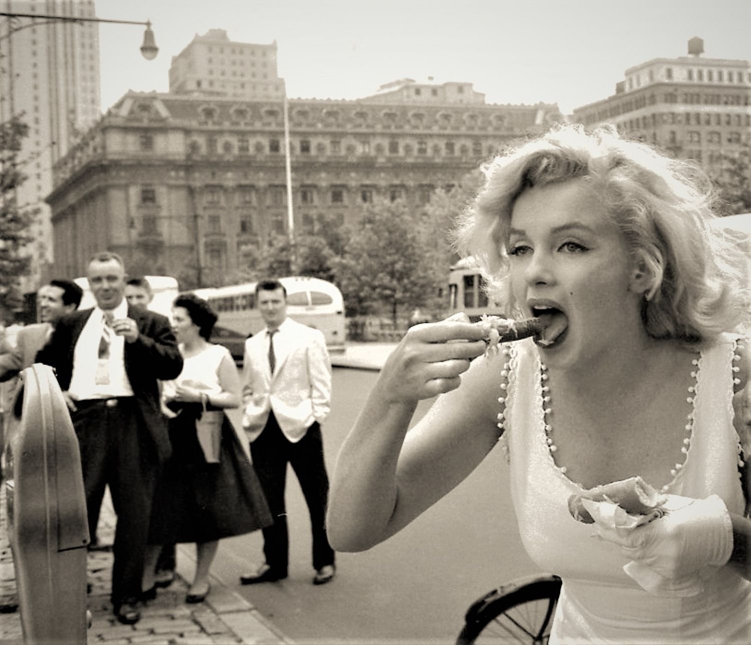 большой рот ретро. советская девушка с мороженым. поп арт. радость ретро. большой рот ретро.