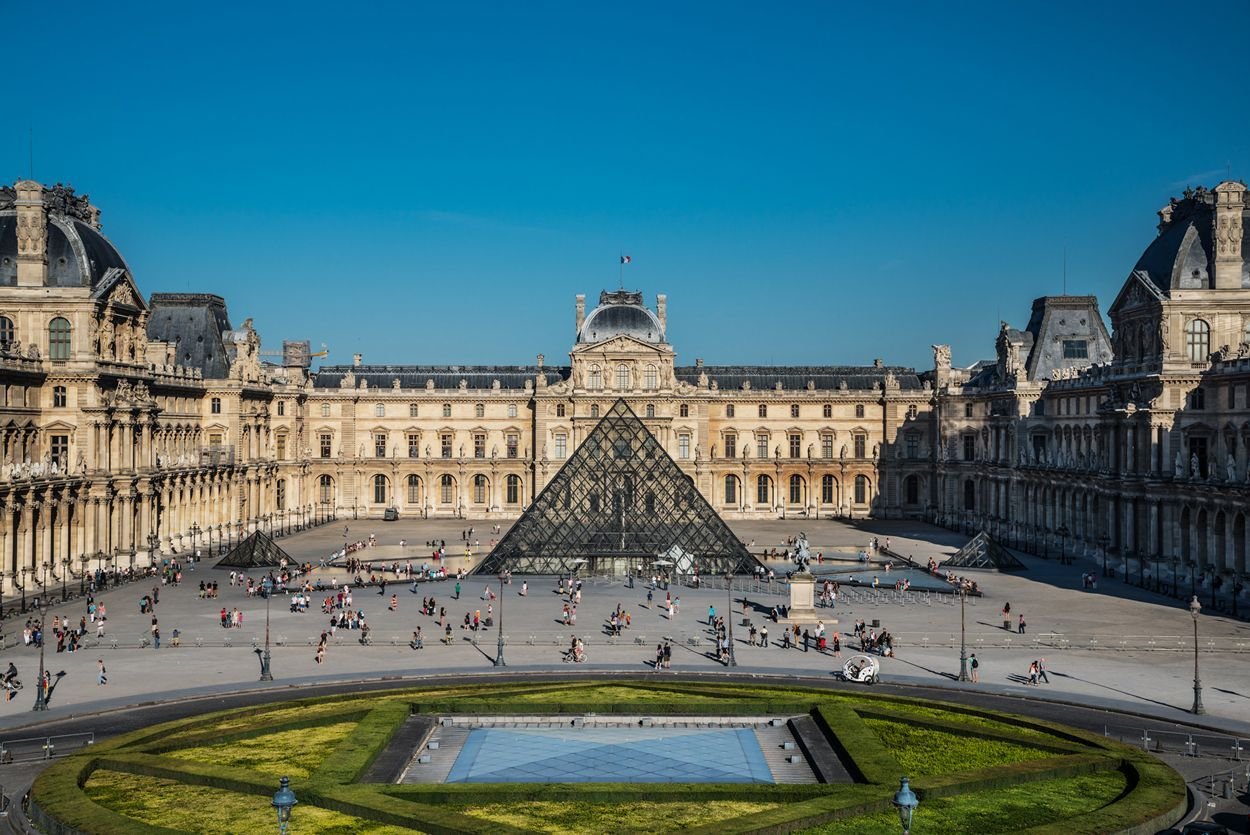 Большой париж. Париж Лувр. Musee du Louvre. Лувр 1793. Лувр (Musée du Louvre) (1546 – 1555г., Париж).. Лувр музей Наполеона.