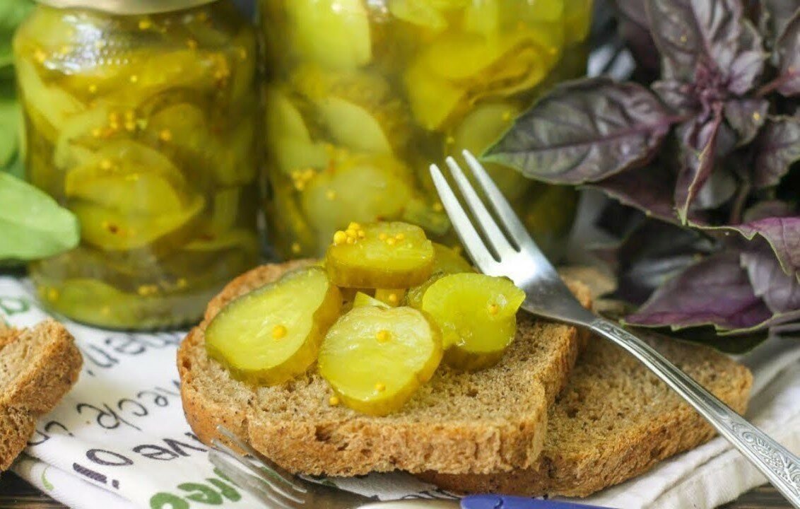 пикули ассорти маринованных овощей. огурцы пикули. пикули рецепт. огурцы пикули. напитки с зеленым базиликом.