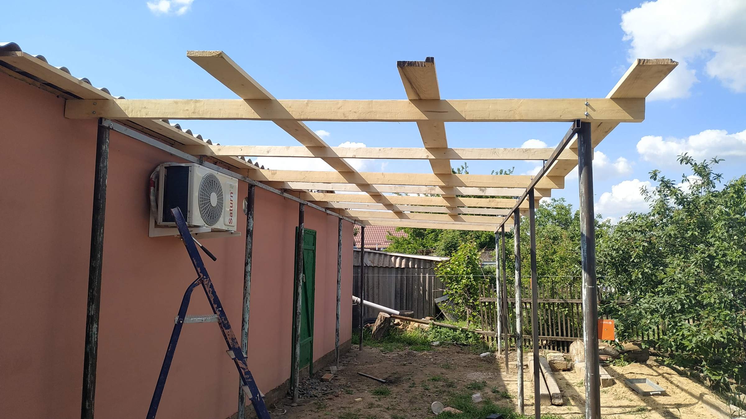 навес пристройка к дому. простой навес. бюджетный навес на даче. пергола патио маркиза терраса. крыша над беседкой.