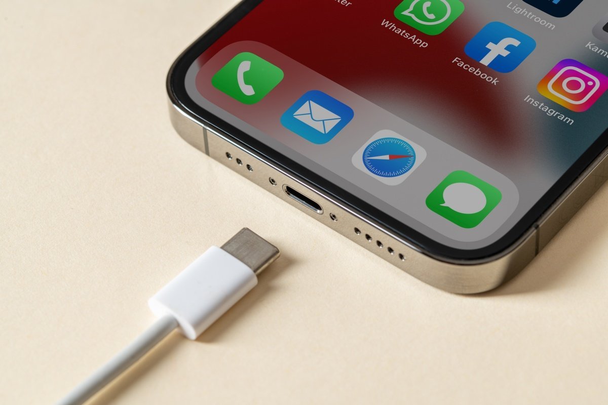 Iphone lightning type c. USB Type-c Apple. USB-C айфон 15. Iphone 15 Type c. Зарядка для iphone 15 Type c.