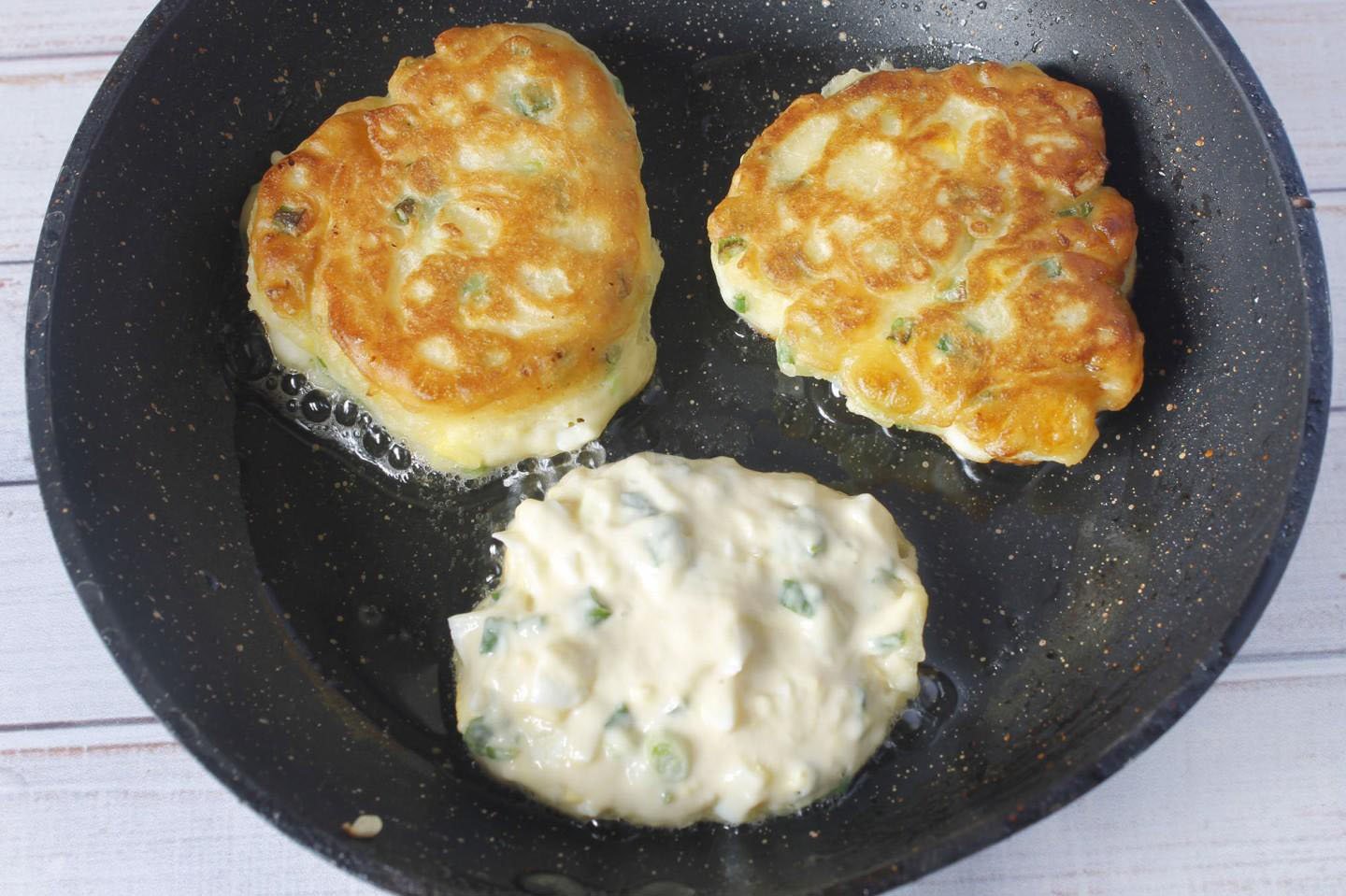 Пирожки с луком с яйцом жареные на сковороде рецепт с фото на кефире