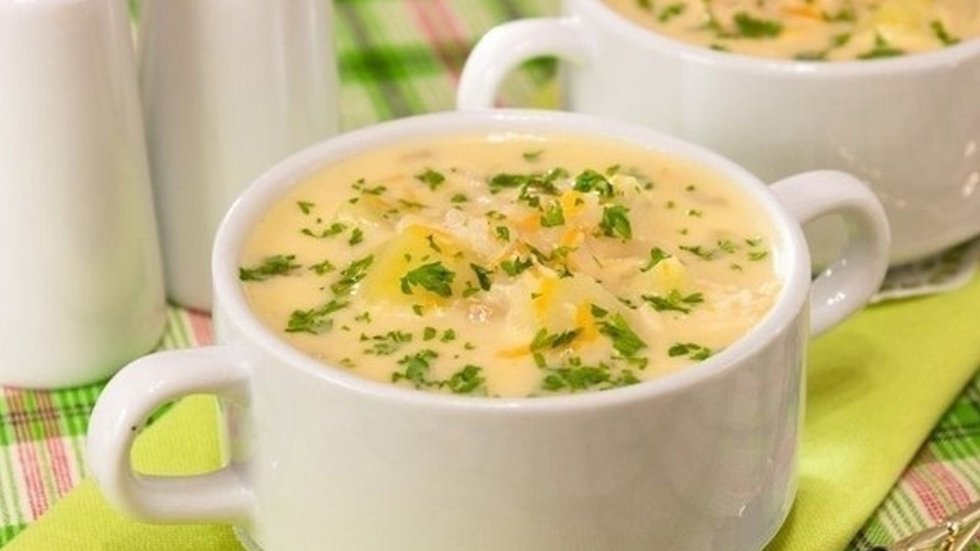 Вкусный суп с плавленным сыром. Суп Романо сырный. Швейцарский сырный суп. Куриный сырный суп. Суп с плавленным сыром и курицей.