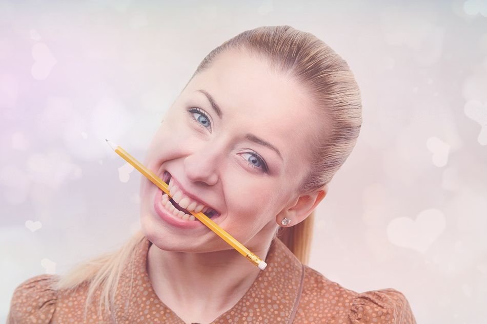 Зачем держать во рту. Девушка с ручкой во рту. Рот карандашом. Зуб карандашом. Улыбка с зубами карандашом.