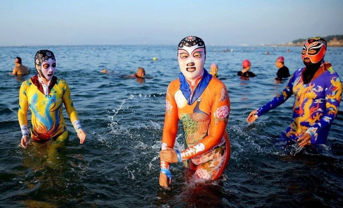 Китайцы купаются в море