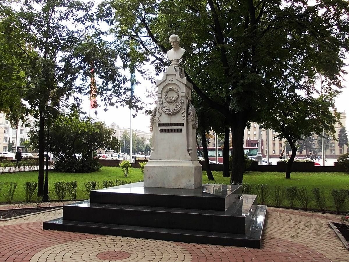 Памятник в сквере. Памятник а. в. Кольцову (Воронеж, Кольцовский сквер). Кольцовский сквер памятник Кольцову. Памятник Кольцову в Воронеже. Кольцов памятник в Воронеже.