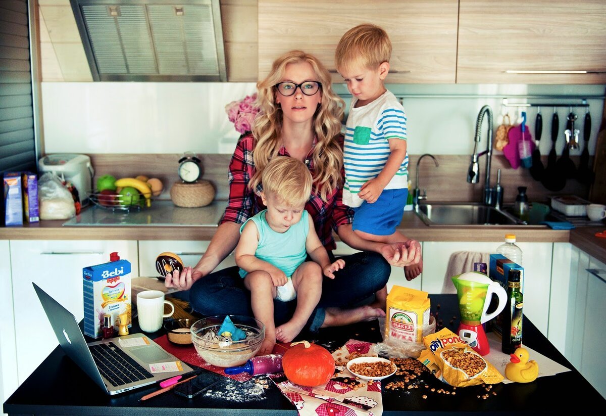 Мама посидим на кухне. Домохозяйка с детьми. Женщина с ребенком. Мама с двумя детьми. Мама в декрете.
