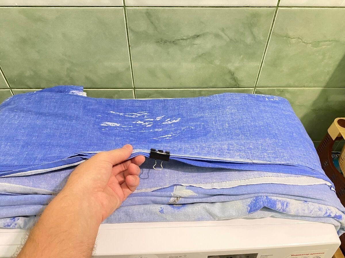 Пододеяльник после стирки. Стирка постельного белья в стиральной машине. Одеяло в стиральной машине. Пододеяльник в стиральной машине. Пододеяльник после стирки.