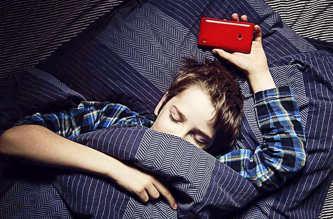 Играть в телефон спать. Сонный подросток. Спящий подросток. Кровать для подростка.