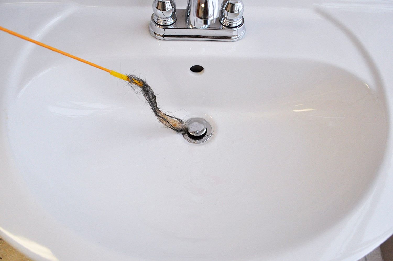 Как пробить засор в ванной. Инструмент для чистки канализации the Drain Waesel Plus. Крючок для очистки раковины. Крючок для чистки слива в ванной. Крючок для очистки слива.