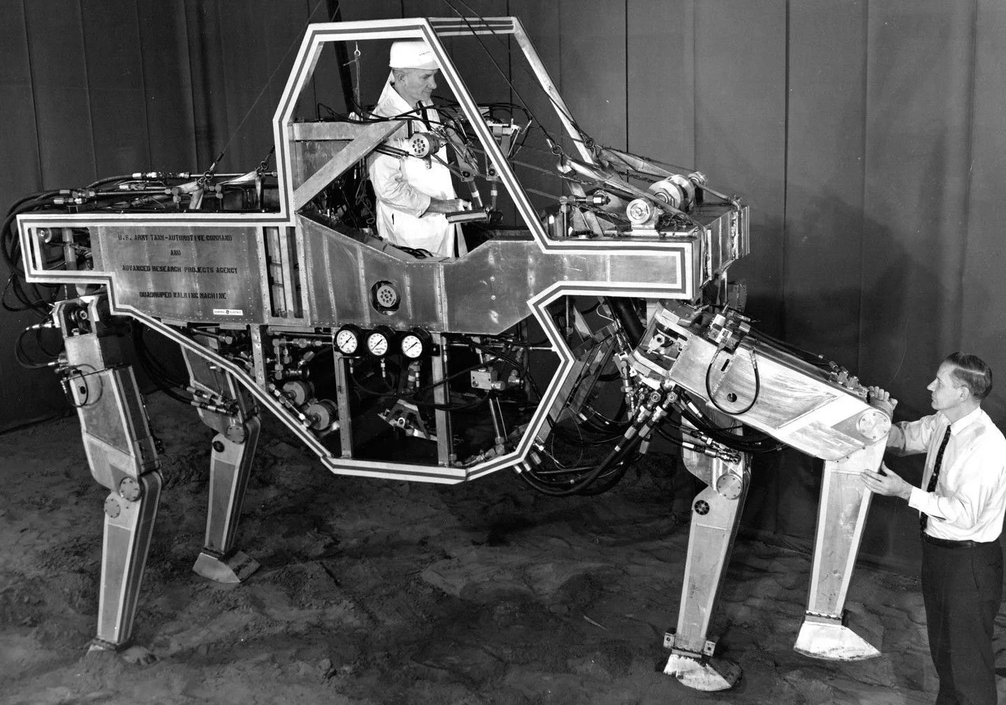 Когда появился первый робот. Робот Unimate 1961. Kawasaki-Unimate 2000. General Electric 20 век. General Electric quadruped Transporter.