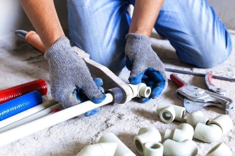 Полипропиленовые трубы демонтаж. Теплоизоляция труб ппр в стене. Монтаж водопроводных труб. Монтаж труб из полипропилена. Монтаж канализации в стене.