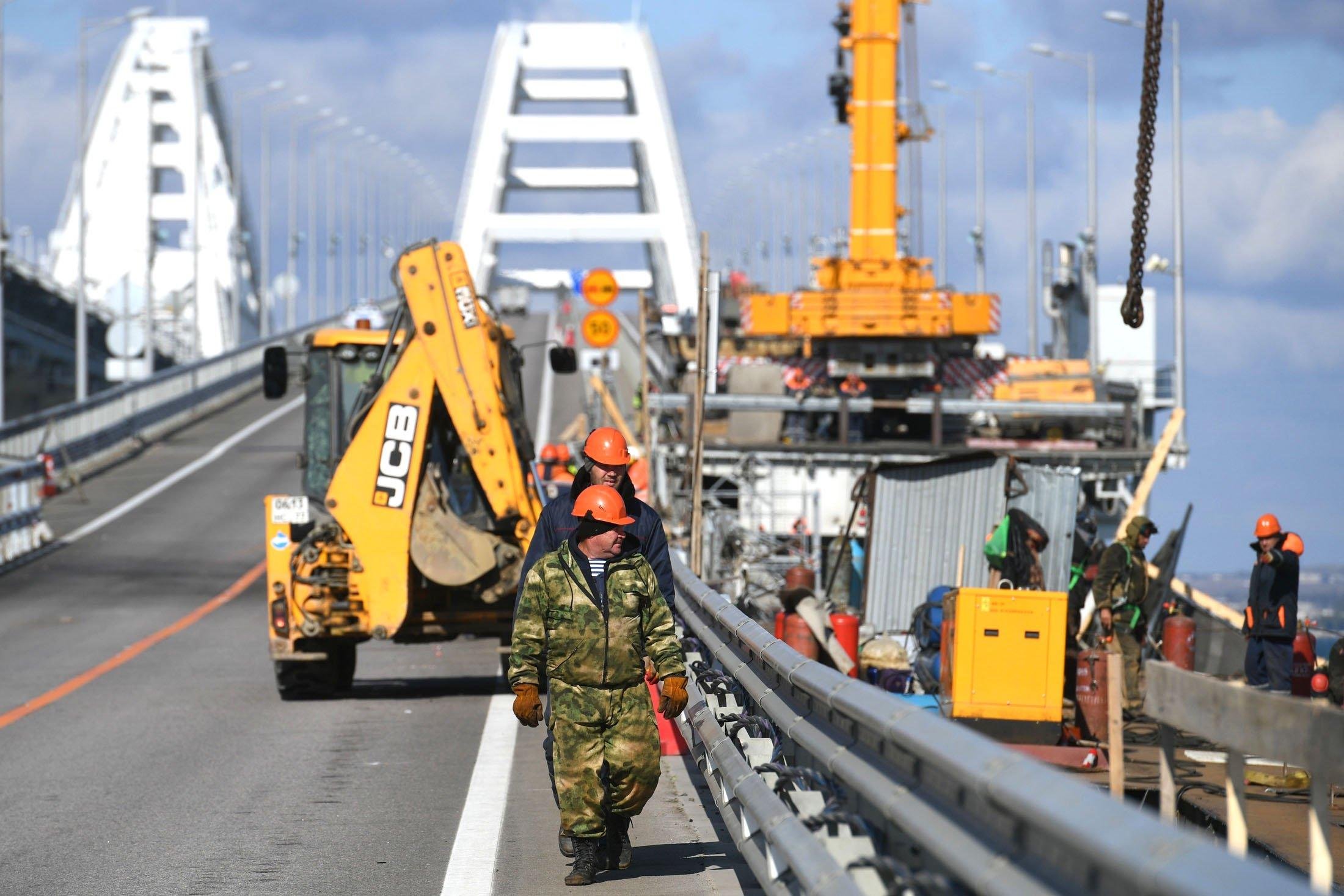 Последние новости на крымском мосту сегодняшний. Крымский мост 2022. Крымский мост ЖД. Крымский мост движение автомобилей. Грузовик на Крымском мосту.