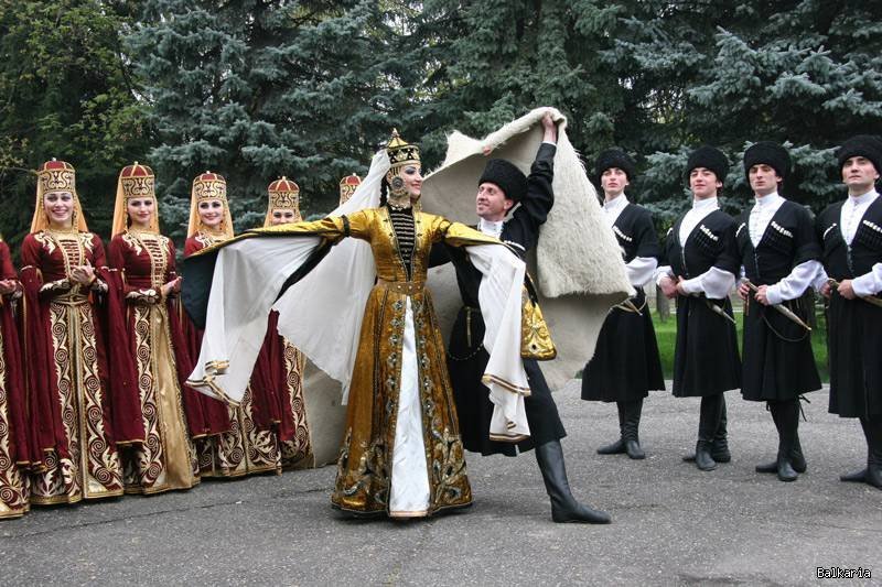 Карачаевцы в национальных костюмах