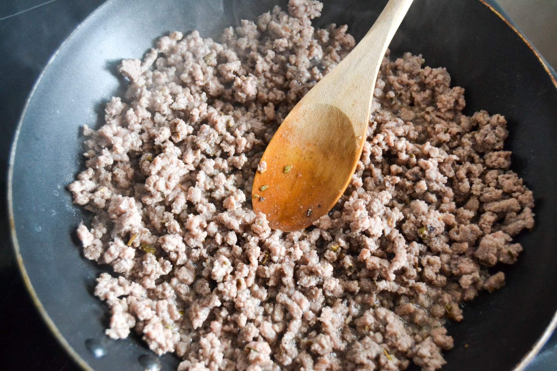 Фарш можно жарить. Обжаренный фарш. Жареный фарш. Мясной фарш жареный. Обжарить фарш на сковороде.