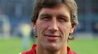 Знаменитый голландский футболист с расплющенным носом. Голландец футболист. Дирк кёйт нидерландский футболист. Ройстон дренте футболист. Фернандо риксен.