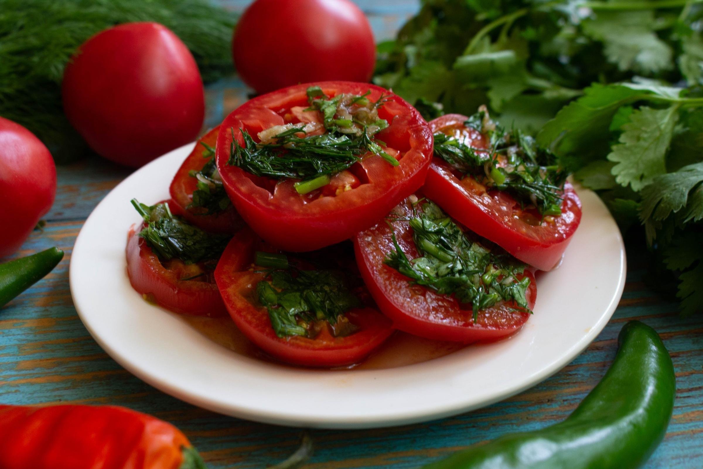 Помидоры быстрая закуска с чесноком. Острые помидоры. Летняя закуска с помидор. Помидоры соленые. Помидоры по корейски.