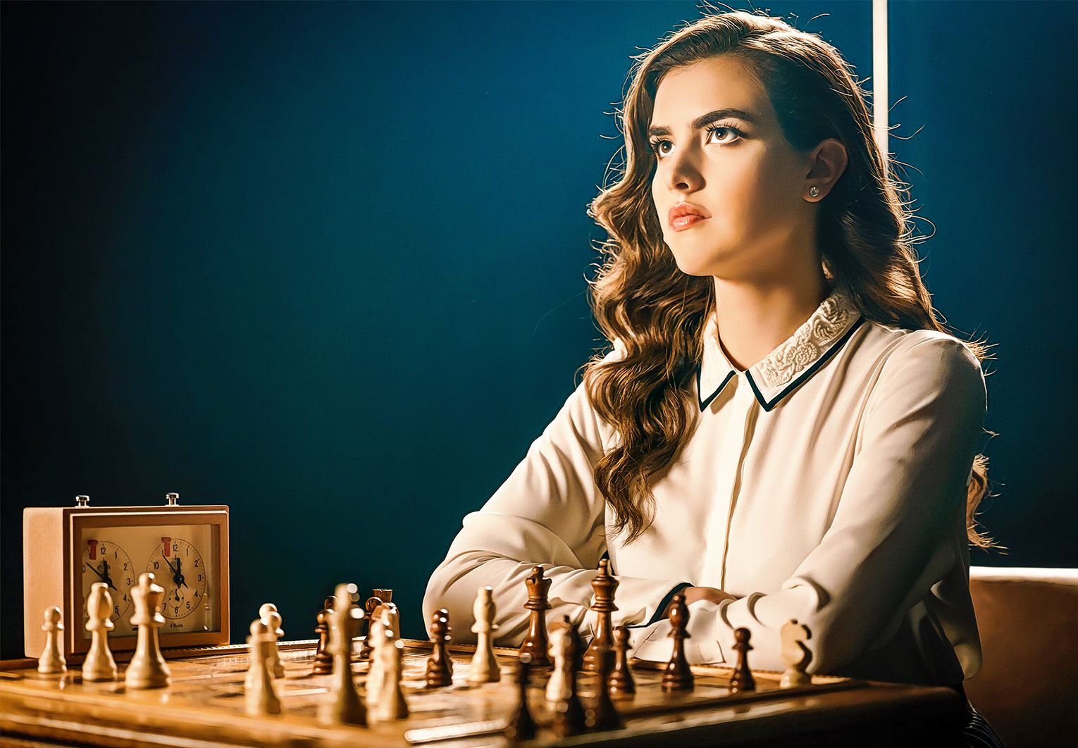 Айла джонстон ход королевы. Индийская шахматистка таня сачдев. Девушки которые играют в шахматы. Натали дормер. Ход королевы сериал нетфликс.