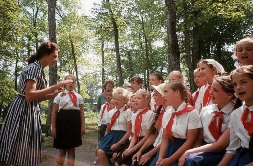 Советские детские лагеря. Пионерлагерь Пионерский лагерь СССР. Пионерский лагерь в СССР лето. Пионерский лагерь пионеры лето. Летний лагерь СССР пионеры.