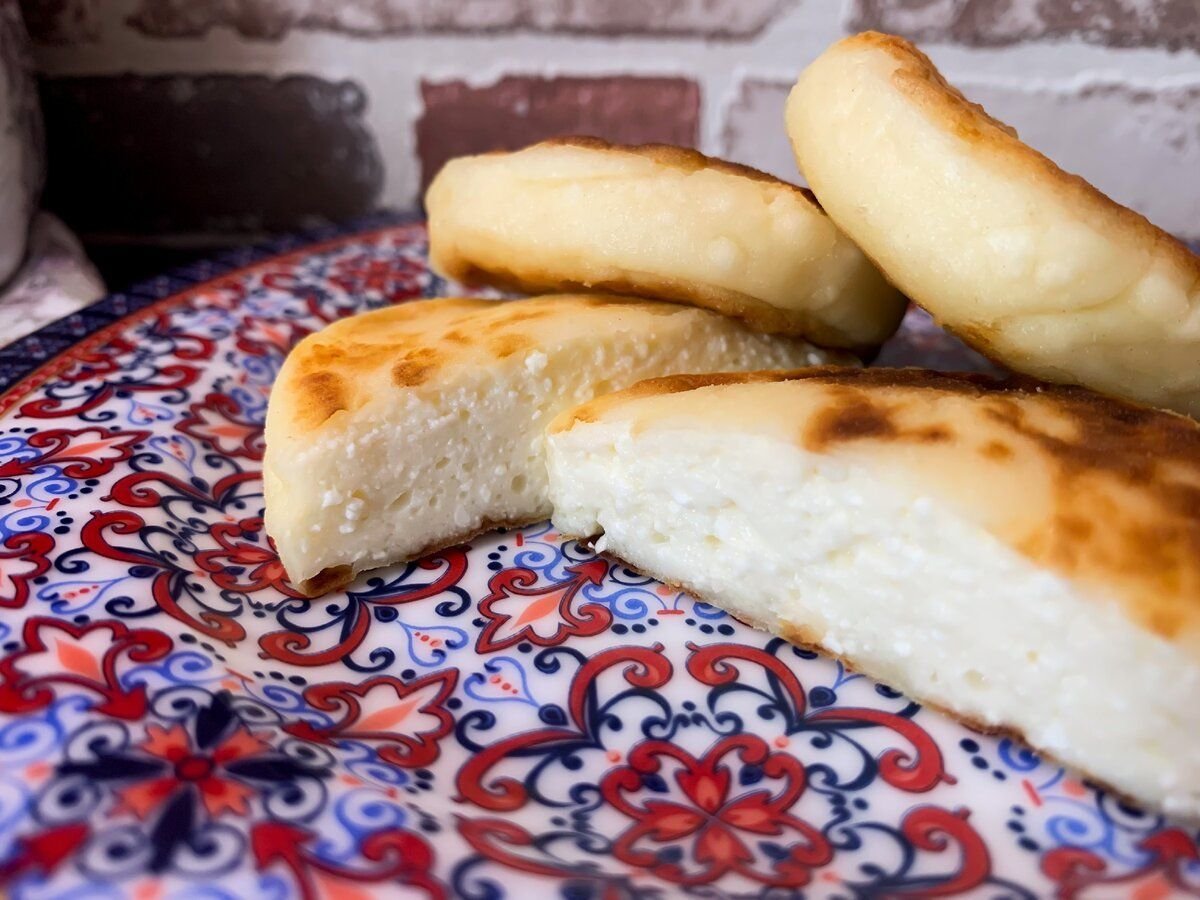 Монастырская кухня сырников. Польский сырник. Сырники из творожных сырков. Польский сырник из сыра. Пирог сырник из творога.