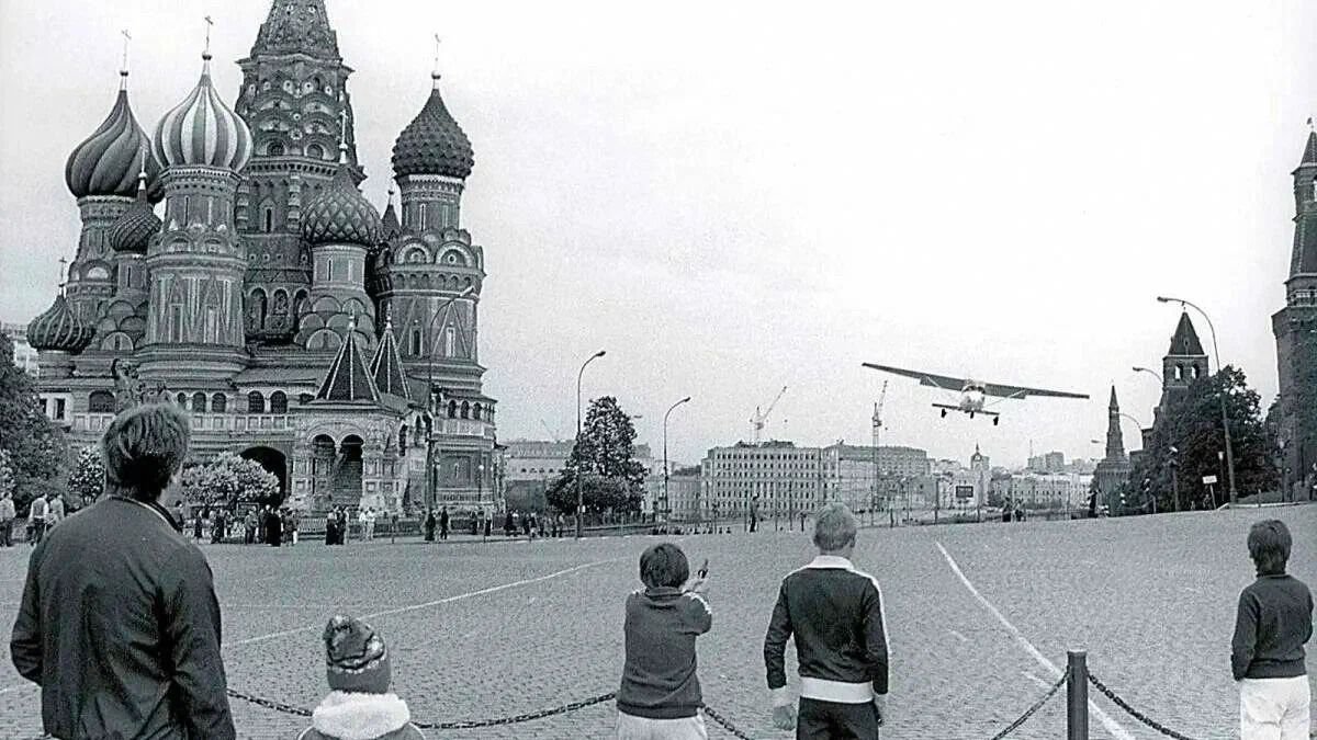 Приземлился на красной площади в 1987