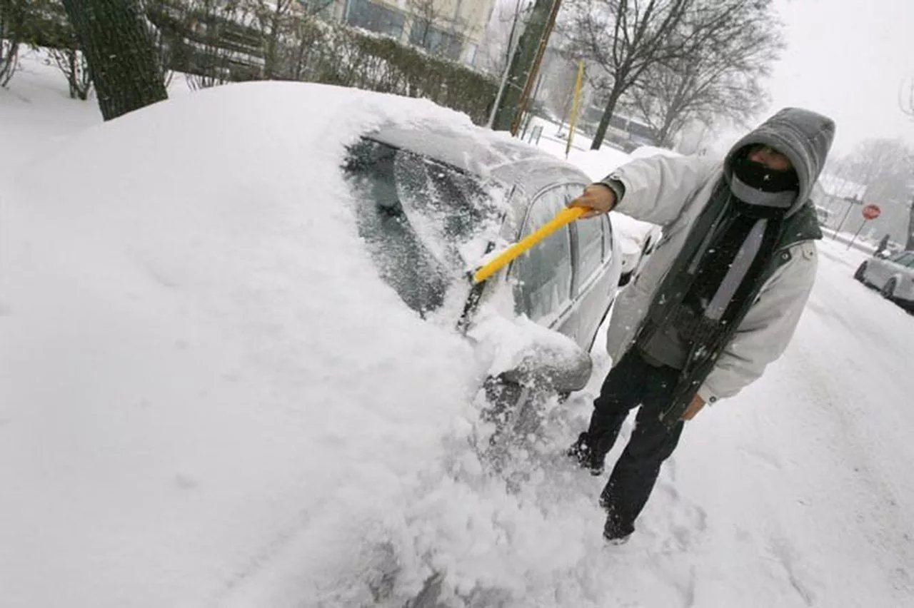 Очиститься снега. Очистка машины от снега. Очиститель от снега для машины. Очистка снега с машины. Очищает машину от снега.