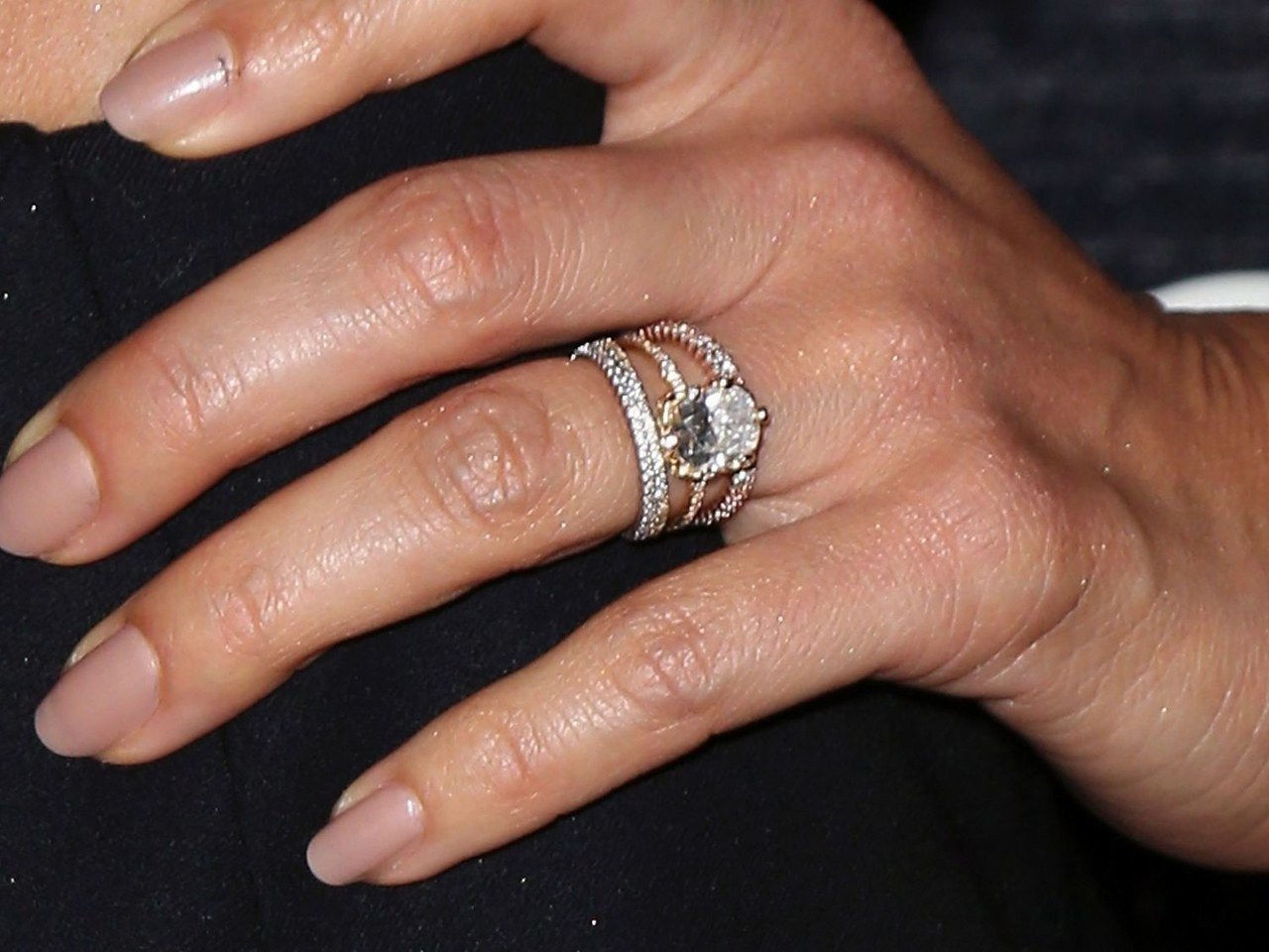 Помолвочное кольцо на пальце